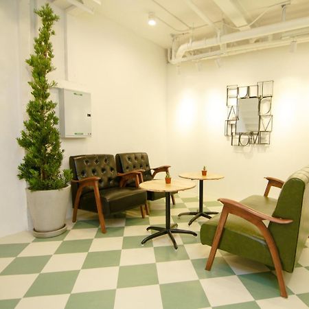 Folk Poshtel Asok Hostel Банкок Екстериор снимка