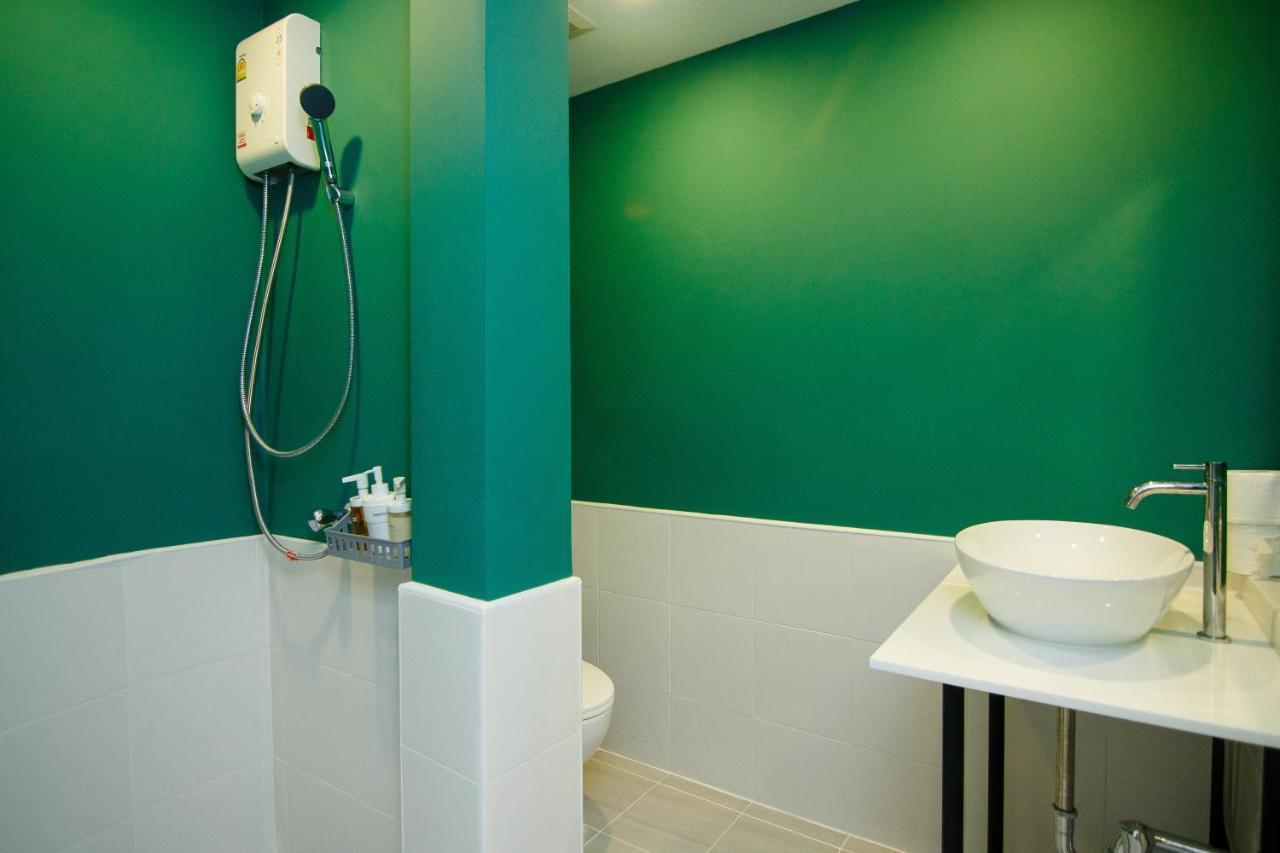 Folk Poshtel Asok Hostel Банкок Екстериор снимка