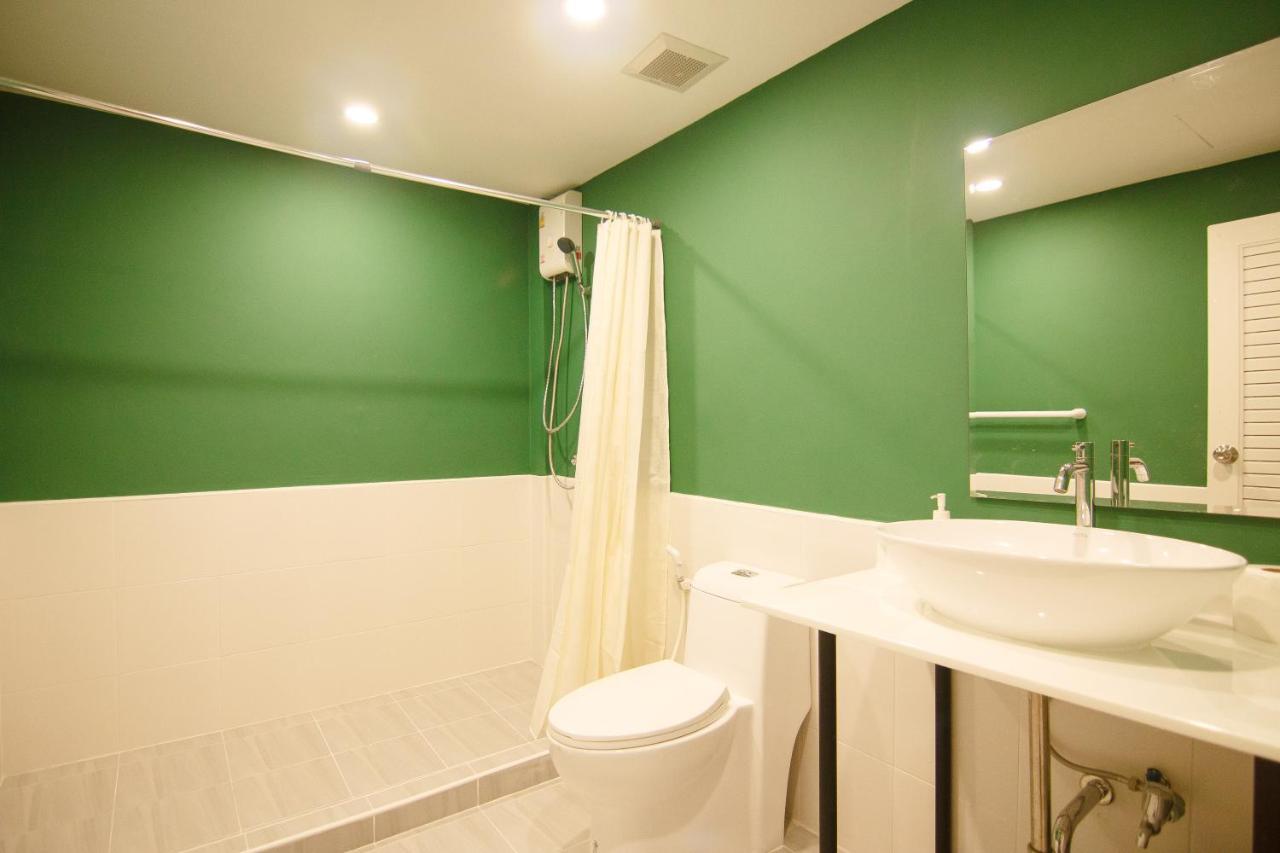 Folk Poshtel Asok Hostel Банкок Екстериор снимка