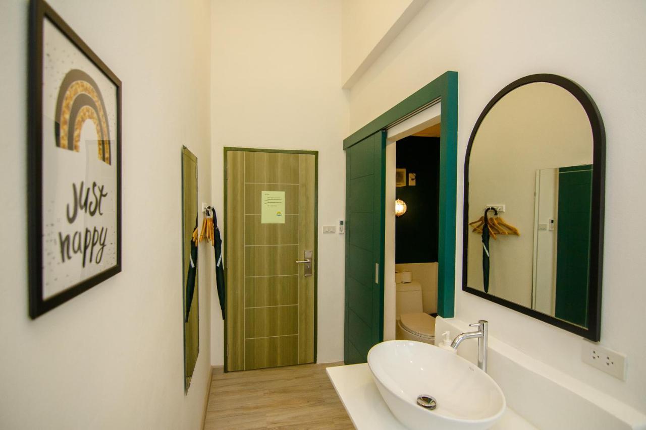 Folk Poshtel Asok Hostel Банкок Екстериор снимка