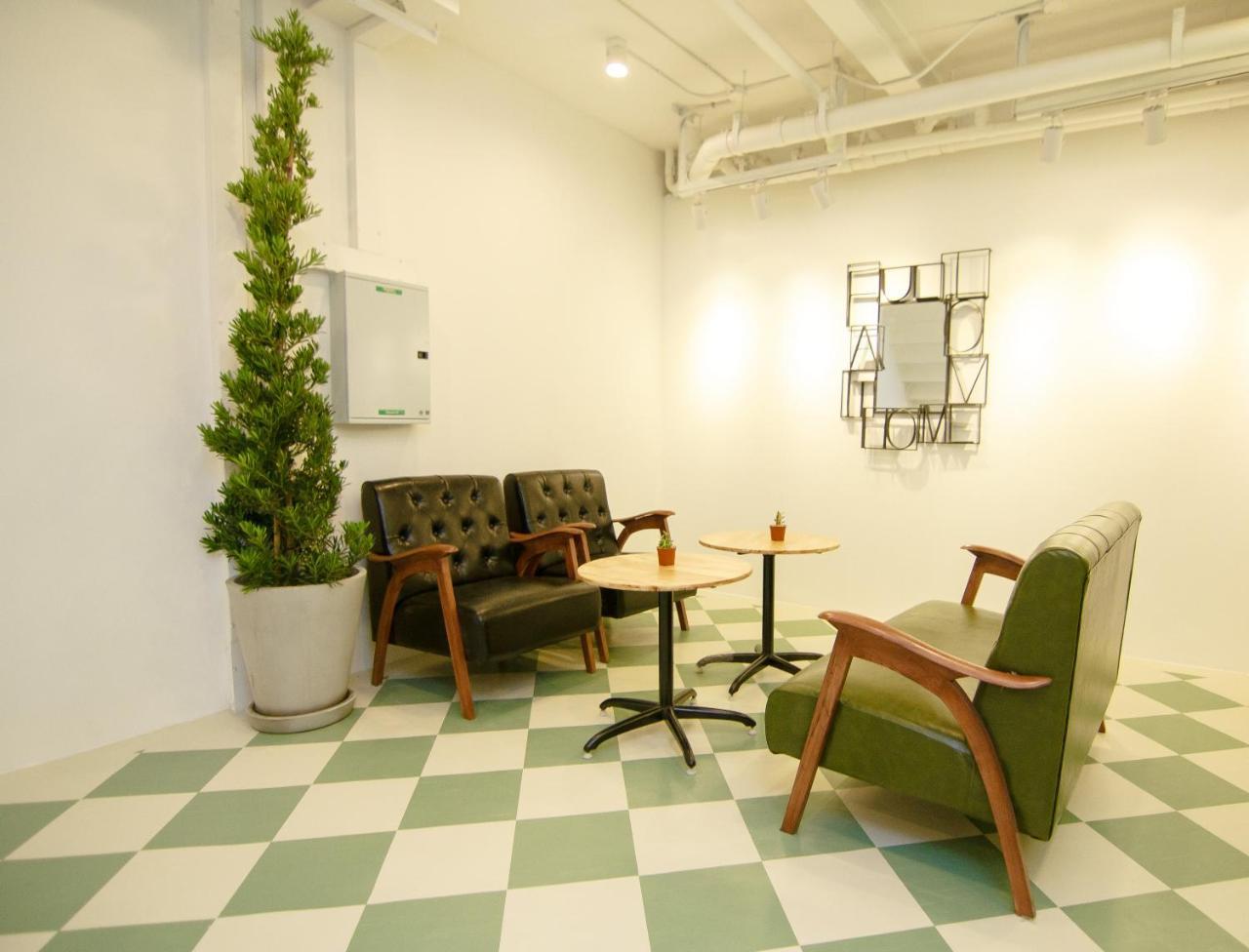 Folk Poshtel Asok Hostel Банкок Екстериор снимка