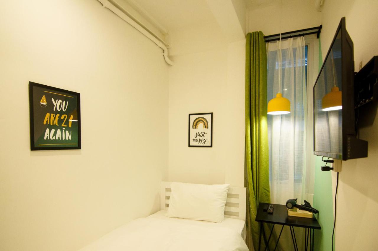 Folk Poshtel Asok Hostel Банкок Екстериор снимка