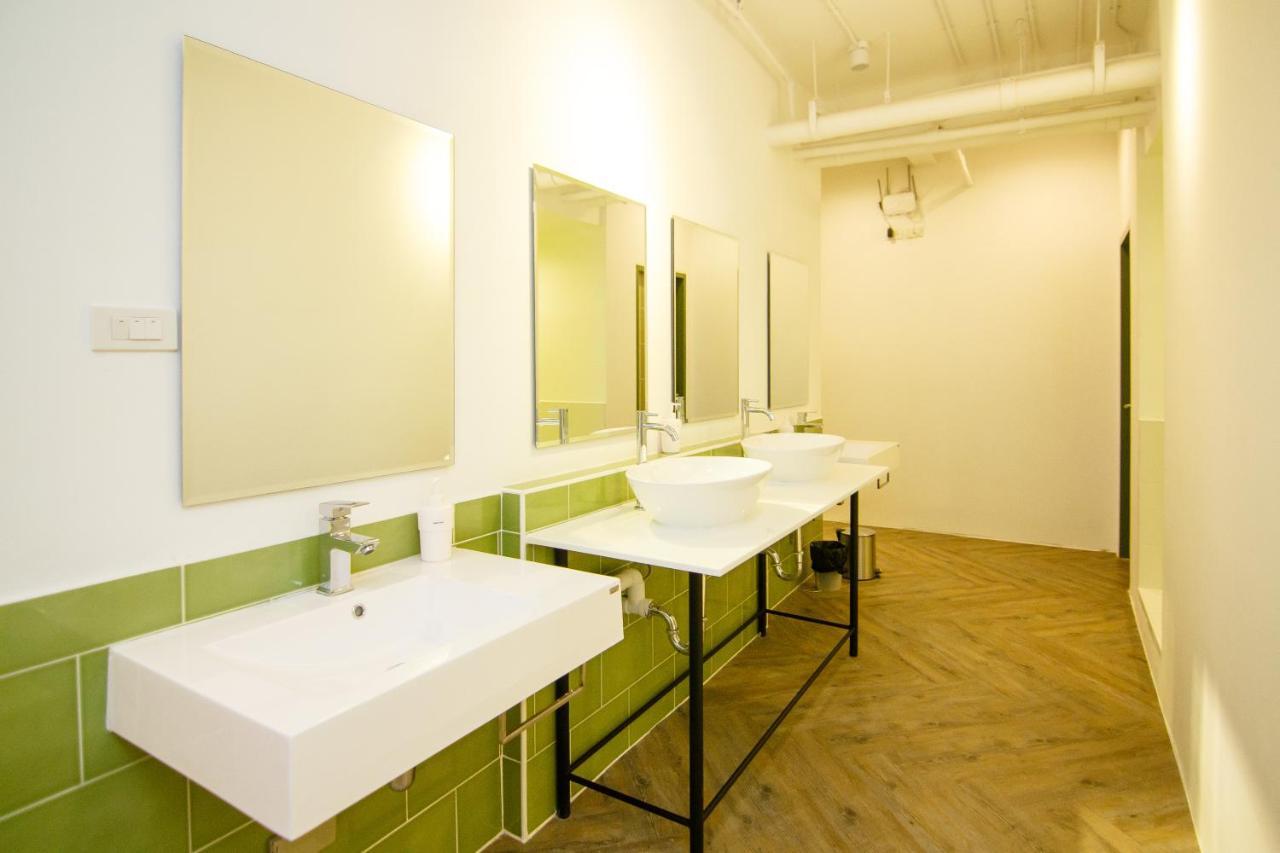 Folk Poshtel Asok Hostel Банкок Екстериор снимка