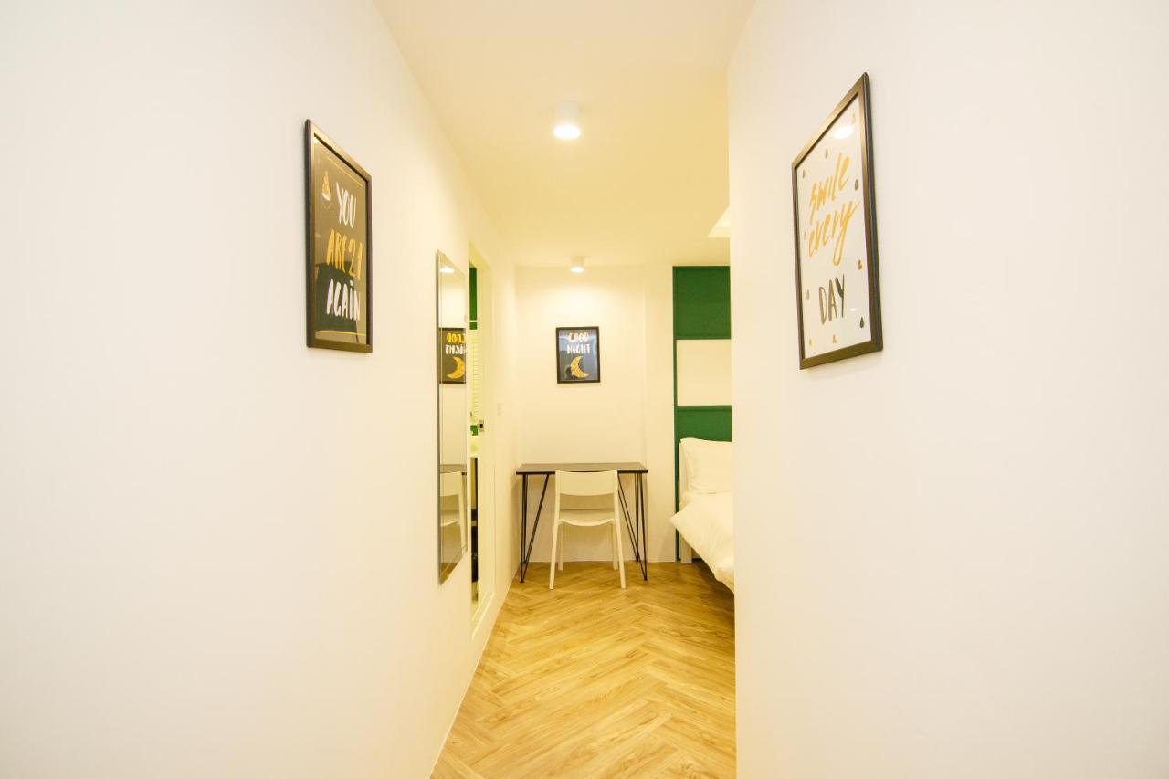 Folk Poshtel Asok Hostel Банкок Екстериор снимка