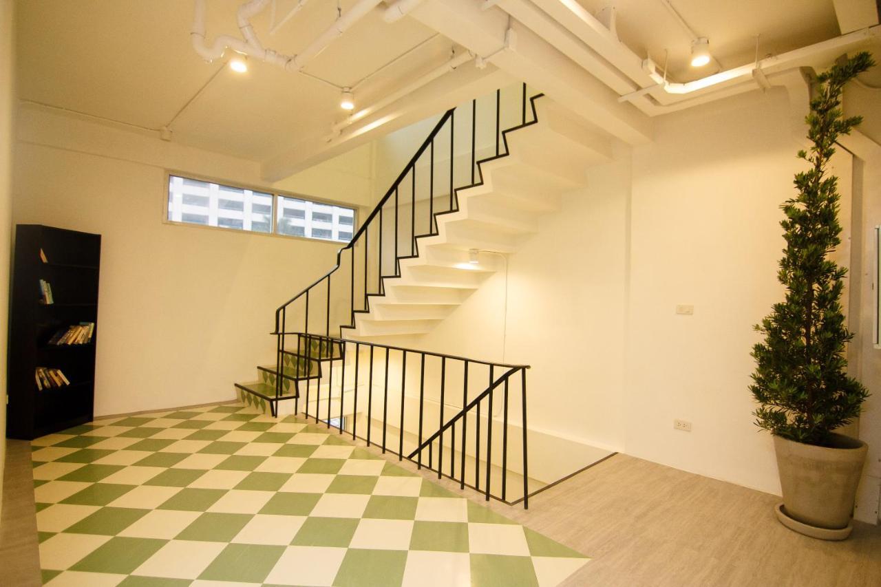 Folk Poshtel Asok Hostel Банкок Екстериор снимка