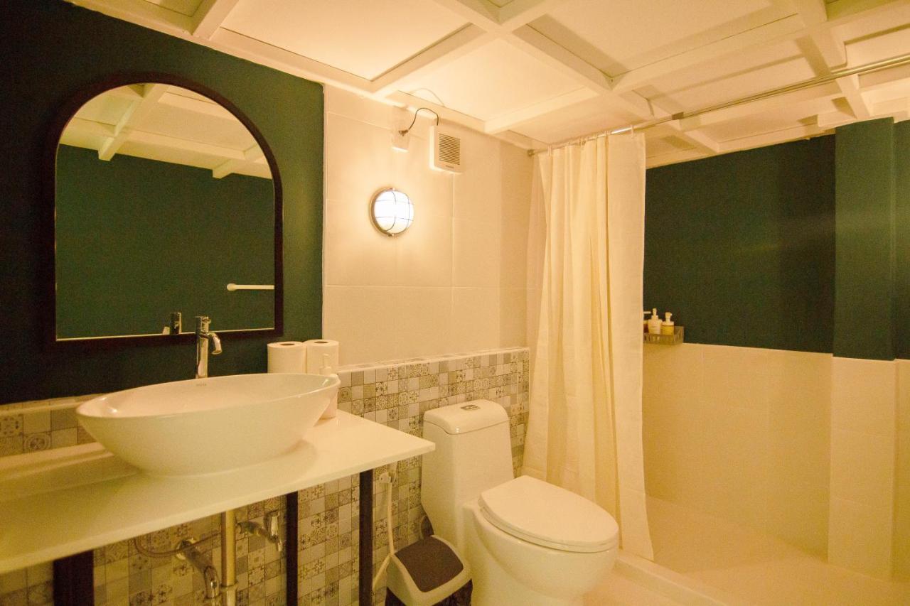 Folk Poshtel Asok Hostel Банкок Екстериор снимка